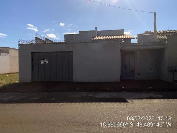 Casa - 3 Quartos - Ituiutaba - Desocupado — foto 2
