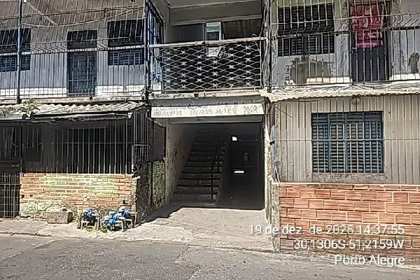Apartamento - 2 Quartos - Porto Alegre - Ocupado — foto 2