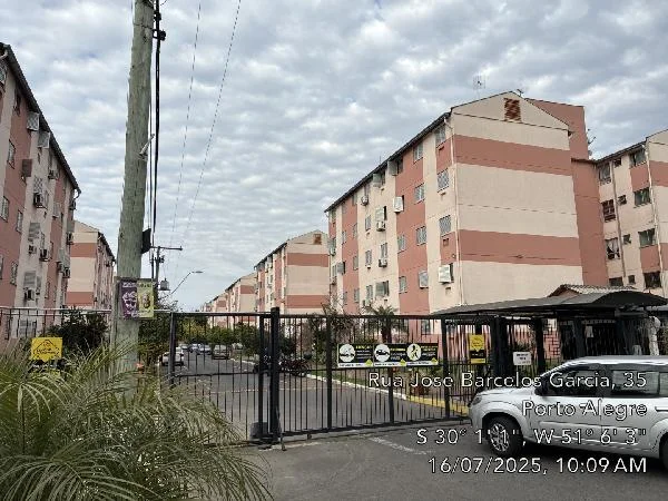 Apartamento - 2 Quartos - Porto Alegre - Ocupado — foto 2