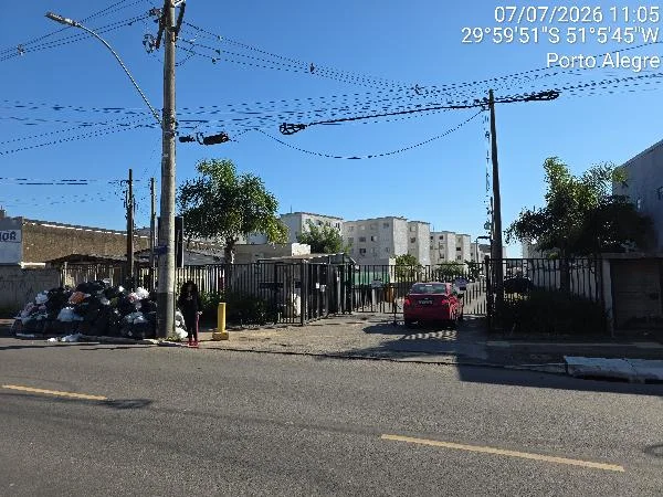 Apartamento - 2 Quartos - Porto Alegre - Desocupado — foto 2