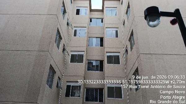 Apartamento - 2 Quartos - Porto Alegre - Desocupado — foto 2